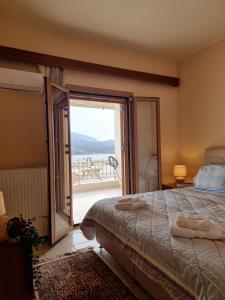 A bed or beds in a room at Alexandra's Cozy Sea View Apartment