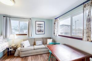 Photo de la galerie de l'établissement Breakwater Inn - Shoalwater Cottage #E, à Grayland