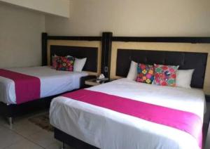 Postel nebo postele na pokoji v ubytování Hacienda Santa Ireme