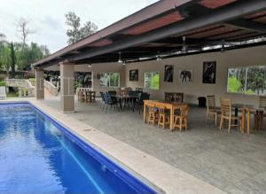 Bazén v ubytování Hacienda Santa Ireme nebo v jeho okolí