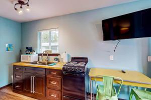 cocina con fogones y fregadero en Breakwater Inn - Zaunder Condo #1 en Grayland