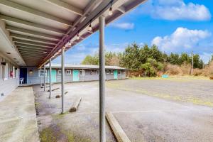 an empty parking lot in front of a building at Breakwater Inn - Zaunder Condo #1 in Grayland