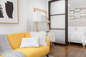 מיטה או מיטות קומותיים בחדר ב-69-4B Modern Lower East Side 1BR PRIME LOCATION