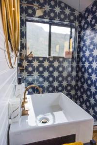 uma casa de banho com um lavatório branco e uma janela em The Sol Cottage+ Hiking+Creek Access+Views em Sedona