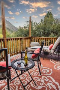 Rõdu või terrass majutusasutuses The Sol Cottage+ Hiking+Creek Access+Views