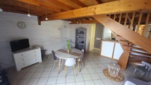 eine Küche mit einem Tisch und Stühlen im Zimmer in der Unterkunft Gîte des Cardonnières in Carennac