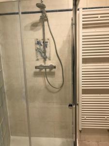 La salle de bains est pourvue d'une douche avec un tuyau. dans l'établissement Chambre Abri Urbain, à Montpellier