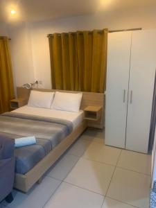 una camera con un letto e un armadio di CityView Apartment a Accra