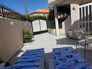 - une terrasse avec deux matelas bleus sur le sol dans l'établissement El Caprichito a 200 metros de la playa!, à Santiago de la Ribera