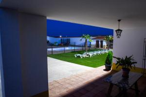 The swimming pool at or close to Casa Rural Los Llanos