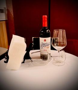 una botella de vino y una copa en una mesa en V.T. Entreríos, en Lardero