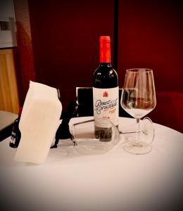 Una botella de vino y una copa en una mesa en V.T. Entreríos, en Lardero