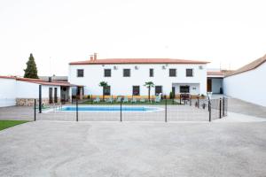 The swimming pool at or close to Casa Rural Los Llanos
