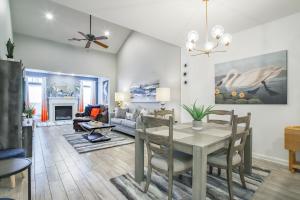 Χώρος καθιστικού στο 3 Mi to Boardwalk Bethany Beach House with Patio!
