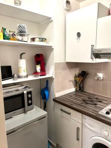 una cocina con estufa y microondas en SuperbeStudio in Nice - 450m of the sea- garden view, en Niza