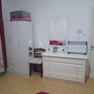 ナポリにあるB&B Appartamenti Napoliのベッドルーム(白いドレッサー、鏡付)
