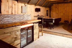 una cucina con bancone in pietra e bar di McCormacs Farmhouse a Mullanalaghta