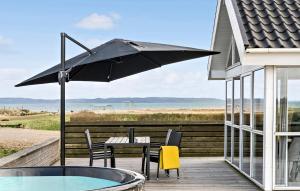 une terrasse avec un parasol, une table et des chaises dans l'établissement 2 Bedroom Lovely Home In Fredericia, à Fredericia