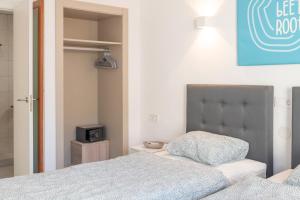 Postel nebo postele na pokoji v ubytování Beetroot, jedes Zimmer verfügt über Smart TV , eigenes Bad mit Regendusche und Balkon