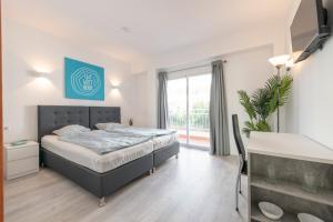 Postel nebo postele na pokoji v ubytování Beetroot, jedes Zimmer verfügt über Smart TV , eigenes Bad mit Regendusche und Balkon + 23 fotografií