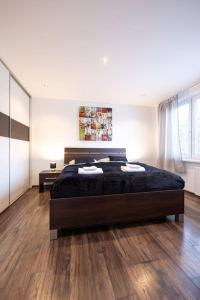 Central Martin 3-Bed Bliss: Modern & Spacious tesisinde bir odada yatak veya yataklar