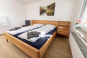 1 dormitorio con 1 cama grande con sábanas blancas en FeWo Freiken 28 en Arnsberg