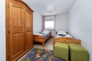 Habitación pequeña con 2 camas y armario en FeWo Freiken 28, en Arnsberg