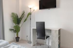 TV a/nebo společenská místnost v ubytování Beetroot, jedes Zimmer verfügt über Smart TV , eigenes Bad mit Regendusche und Balkon