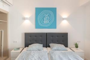 Postel nebo postele na pokoji v ubytování Beetroot, jedes Zimmer verfügt über Smart TV , eigenes Bad mit Regendusche und Balkon