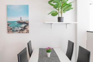 TV a/nebo společenská místnost v ubytování Beetroot, jedes Zimmer verfügt über Smart TV , eigenes Bad mit Regendusche und Balkon