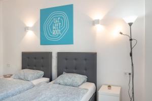 Postel nebo postele na pokoji v ubytování Beetroot, jedes Zimmer verfügt über Smart TV , eigenes Bad mit Regendusche und Balkon