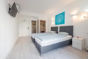 Postel nebo postele na pokoji v ubytování Beetroot, jedes Zimmer verfügt über Smart TV , eigenes Bad mit Regendusche und Balkon