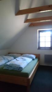 una camera con due letti e una finestra di A&B Bungalovy a Morávka