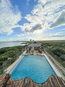 una vista aérea de una piscina en la parte superior de un edificio en Akuazul Resorts Adults Only en Cancún