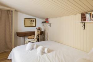 リヨンにあるCharmant duplex deux chambres Saxe Gambettaのベッドルーム1室(白いシーツが備わるベッド1台付)
