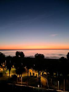 uitzicht op de oceaan bij zonsondergang met palmbomen bij Los Cuentos De Natalia / The Tales Of Natalia in Oropesa del Mar