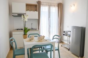 Kuchyňa alebo kuchynka v ubytovaní Le 3 Rose apartments