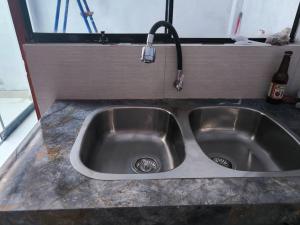 - un évier de cuisine avec un robinet sur un comptoir dans l'établissement Casa Privada, à Ica