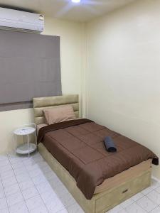 een slaapkamer met een bed in een kamer bij Mee-Suk Home in Bang Hia