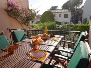 Un balcon sau o terasă la Casa acogedora con gran piscina, cerca de la playa y puerto de L'Estartit, admite mascotas. - ES-323-2