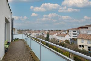 einen Balkon mit Stadtblick in der Unterkunft T2 Calme & Charmant proche de Toulouse - A 2min du Campus TBS in Quint-Fonsegrives