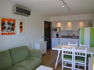 Apartamento L'Estartit, 2 dormitorios, 5 personas - ES-323-3 في لو ايسترتيت: غرفة معيشة مع أريكة وطاولة