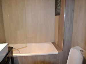 Apartamento L'Estartit, 2 dormitorios, 5 personas - ES-323-3 في لو ايسترتيت: حمام مع دش مع مرحاض وحوض استحمام