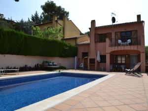ein Haus mit einem Swimmingpool vor dem Haus in der Unterkunft Casa con Piscina Privada y Jardín Cerca de la Playa en L'Estartit - ES-323-6 in L'Estartit