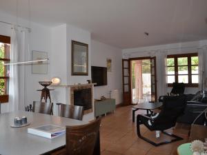 ein Wohnzimmer mit Tisch und Kamin in der Unterkunft Casa con Piscina Privada y Jardín Cerca de la Playa en L'Estartit - ES-323-6 in L'Estartit