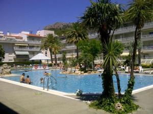 una piscina con palmeras en un hotel en Apartamento L'Estartit, 2 dormitorios, 5 personas - ES-323-15, en L'Estartit