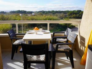 d'une table et de chaises sur un balcon avec vue. dans l'établissement Apartamento L'Estartit, estudio, 2 personas - ES-323-19, à L'Estartit