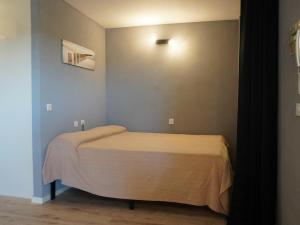 - une chambre avec un lit dans l'établissement Apartamento L'Estartit, estudio, 2 personas - ES-323-19, à L'Estartit
