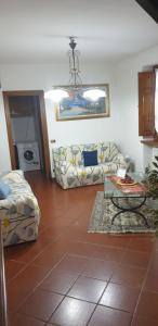 salon z kanapą i stołem w obiekcie Casa vacanze Lulù w mieście Camaiore