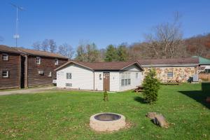 uma casa com um celeiro e um quintal com um pneu em Stay In Ohiopyle near everything including the trail, Ohiopyle PA em Farmington